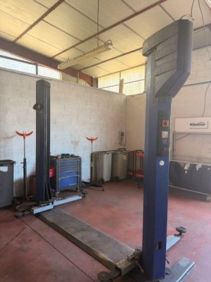 Le garage est propre et prêt à accueillir les clients