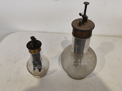 une petite bouteille en verre et une autre petite bouteille en verre posées sur une table