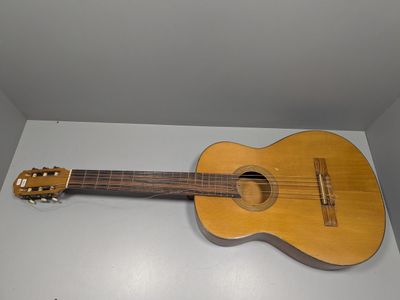 Guitare classique portant étiquette Vincent GENOD. Joint de …