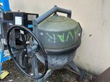 une machine recouverte de graffitis, à côté d'un immeuble