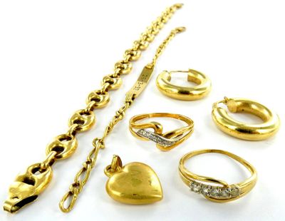beaucoup de bagues et de bracelets en or sur la table