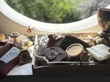 une petite fenêtre dans un coin d'une pièce où se trouvent de nombreux objets