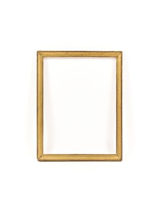 un cadre photo vide sur un mur blanc, avec un fond blanc
