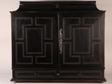 une armoire noire surmontée d'un miroir