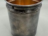une coupe en argent posée sur une table