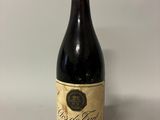 une bouteille de vin posée sur une table