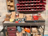 un établi sur lequel se trouvent de nombreuses boîtes et de nombreux outils
