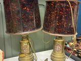 deux lampes posées sur une table dans une pièce