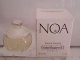 un flacon de parfum Noa posé sur un comptoir