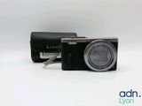 un appareil photo posé à côté d'un portefeuille