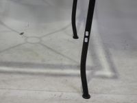 Petite table carrée et quatre chaises, les côtés en éclisses… (photo 6)
