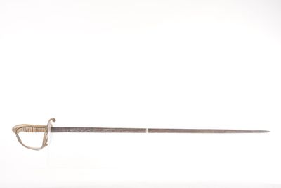 Une vieille épée à poignée en bois est exposée sur un fond blanc.