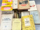 plusieurs livres sont empilés sur une table