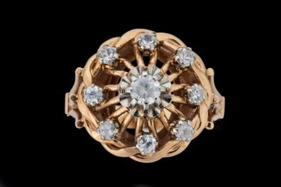 une image d'une bague en diamant sur fond noir