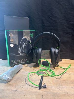 une boîte sur laquelle repose un casque audio, posée sur une table