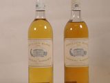 deux bouteilles de vin posées l'une à côté de l'autre sur une table