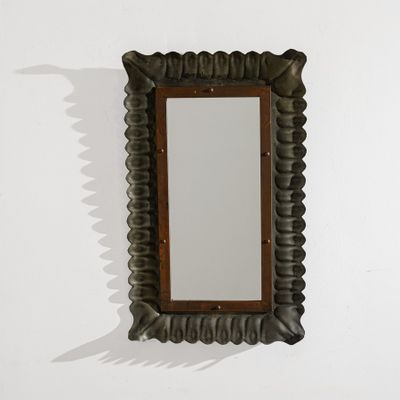 un miroir accroché au mur d'une pièce
