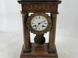 une horloge en bois posée sur une table
