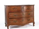 une commode ancienne sur fond blanc, avec un fond blanc