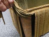 une personne tenant une corde enroulée autour d'une chaise