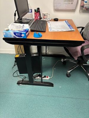 un bureau d'ordinateur équipé d'un clavier et d'un écran