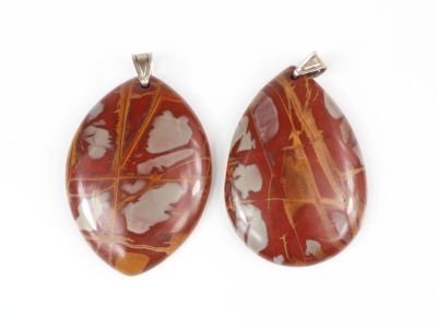 deux pendentifs en jaspe rouge et blanc en forme de larme sur fond blanc