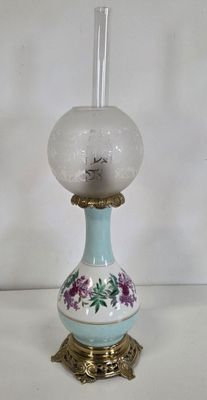 un petit vase en verre orné d'un motif floral