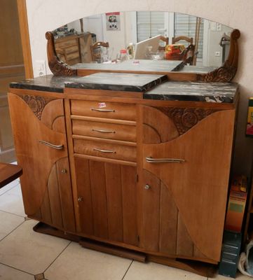un grand miroir posé sur une armoire de cuisine