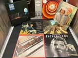 de nombreux disques exposés sur une table