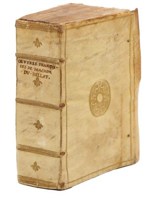 un vieux livre posé sur une table en bois