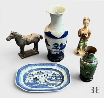 trois vases, une assiette, un cheval et une figurine de cheval posés sur une table