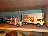 un camion miniature et un autre camion miniature posés sur une étagère