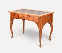 Bureau en bois naturel mouluré ouvrant par trois tiroirs en … (photo 3)