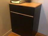 une armoire noire sur laquelle est posé un livre