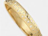 une bague en or jaune avec des diamants sur fond blanc