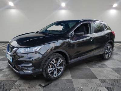 Une Nissan Rogue Sport noire de 2019 est garée sur un sol à damier.