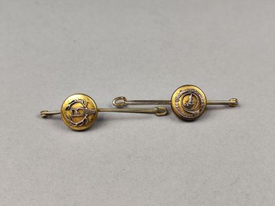 une paire de boucles d'oreilles dorées au motif circulaire
