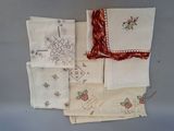 plusieurs morceaux de tissu ornés de motifs brodés, posés sur une table