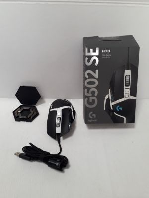 une boîte noire et blanche avec une souris noire et une souris noire et blanche