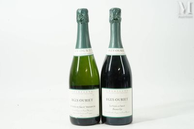 deux bouteilles de vin posées l'une à côté de l'autre sur une table
