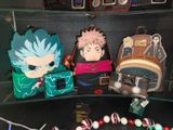 une vitrine avec un tas d'objets d'anime dessus