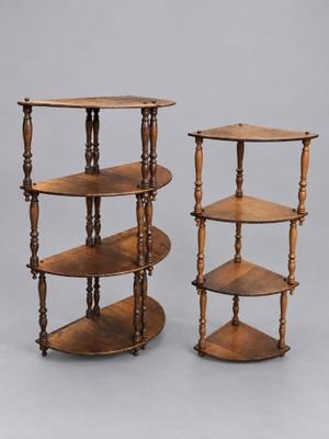 paire de tables à trois niveaux avec pieds et socles tournés