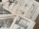 quelques vieux livres sont posés sur une table en bois, sur laquelle sont représentés différents objets
