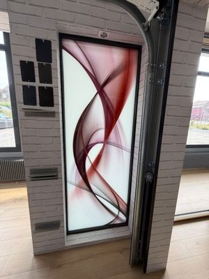 un grand tableau rouge et blanc accroché au mur