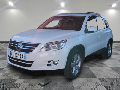 une photo d'un SUV blanc garé dans un showroom