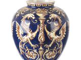 un vase bleu et or orné de deux oiseaux
