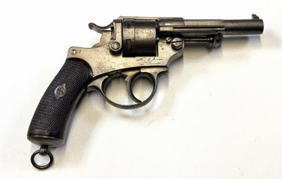 un vieux pistolet avec une crosse noire sur un fond blanc