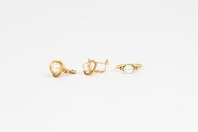 Réunion de bijoux en or : - Bague en or jaune centrée d'une …