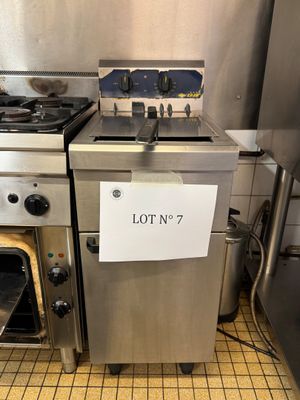 beaucoup de choses dans la cuisine, qui est bien remplie