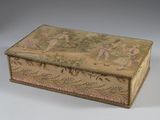 une petite boîte avec un tableau posé sur une table